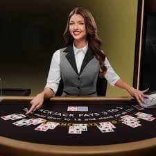 Meja Sakong spin889 dengan dealer dan pemain aktif